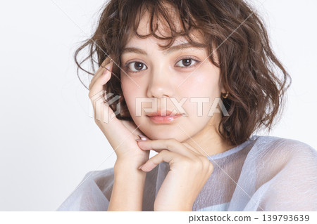 Beauty image: Portrait of a young woman Beauty image: Portrait of a young woman 139793639