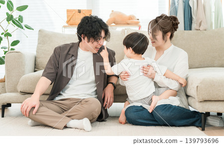 家人在家裡的沙發上放鬆,家庭,育兒(感情,家庭之愛) 家人在家裡的沙發上放鬆,家庭,育兒(感情,家庭之愛) 139793696