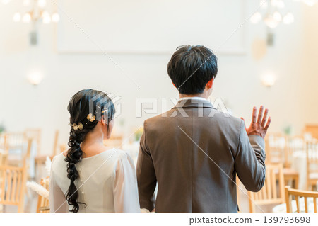 新娘和新郎進出婚禮儀式和招待會 139793698