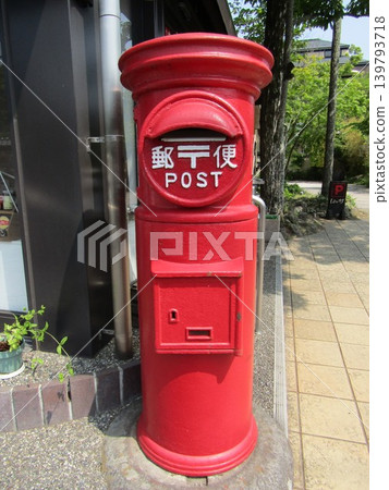 An old red mailbox I found on Yunotsubo Street in Yufuin-cho, Yufu City, Oita Prefecture. 139793718