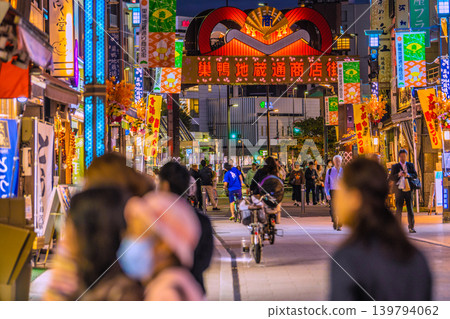 A view of Tokyo's urban landscape, including Sugamo Jizo-dori Shopping Street. People are wearing masks… A view of Tokyo's urban landscape, including Sugamo Jizo-dori Shopping Street. People are wearing masks… 139794062