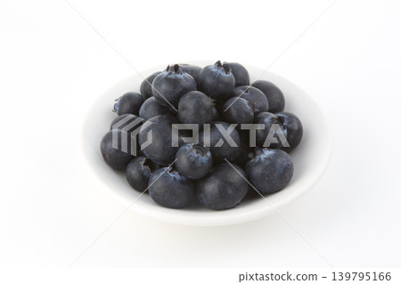 許多藍莓擺放在白色背景上 許多藍莓擺放在白色背景上 139795166