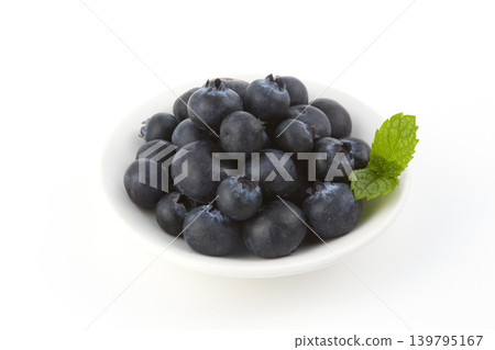 許多藍莓擺放在白色背景上 許多藍莓擺放在白色背景上 139795167