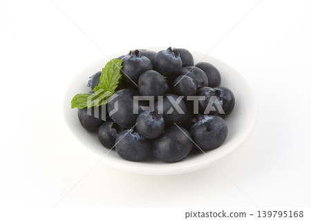 許多藍莓擺放在白色背景上 許多藍莓擺放在白色背景上 139795168