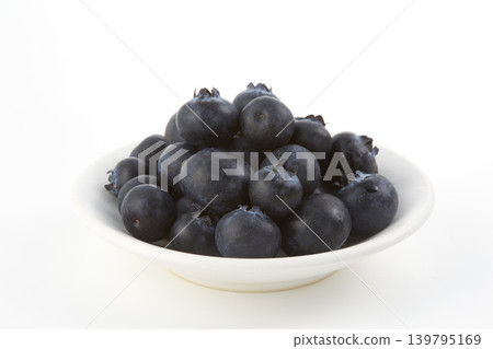 許多藍莓擺放在白色背景上 許多藍莓擺放在白色背景上 139795169