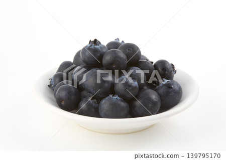 許多藍莓擺放在白色背景上 許多藍莓擺放在白色背景上 139795170