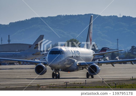 黃昏時分的仙台機場,飛機滑行,宮城縣名取市 黃昏時分的仙台機場,飛機滑行,宮城縣名取市 139795178