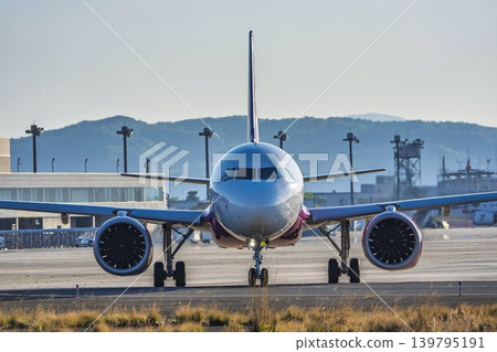 黃昏時分的仙台機場,飛機滑行,宮城縣名取市 黃昏時分的仙台機場,飛機滑行,宮城縣名取市 139795191