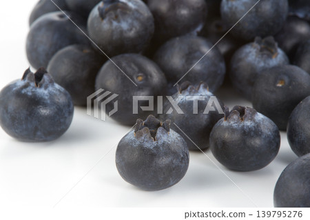 許多藍莓擺放在白色背景上 許多藍莓擺放在白色背景上 139795276