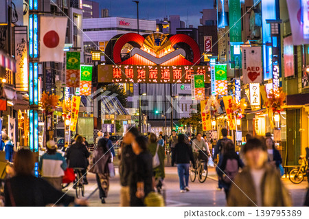 東京城市景觀,包括巢鴨地藏通商店街。 JR巢鴨站位於圖片右上角。 東京城市景觀,包括巢鴨地藏通商店街。 JR巢鴨站位於圖片右上角。 139795389