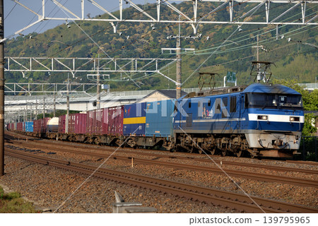 EF210-7 型貨櫃貨運列車正在東海道線上行駛 EF210-7 型貨櫃貨運列車正在東海道線上行駛 139795965