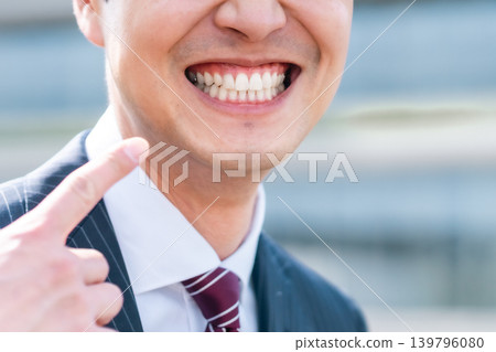 A company employee who gives a professional impression through anti-aging and cleanliness (faceless) A company employee who gives a professional impression through anti-aging and cleanliness (faceless) 139796080