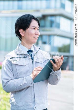 年輕工程師,身著工作服和領帶,儀容整潔,從事建築、房地產行業,三十多歲。 年輕工程師,身著工作服和領帶,儀容整潔,從事建築、房地產行業,三十多歲。 139796084