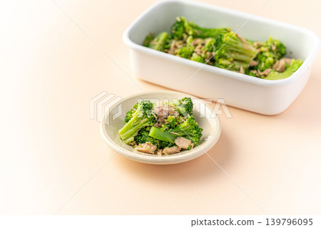 西蘭花和金槍魚沙拉 西蘭花和金槍魚沙拉 139796095