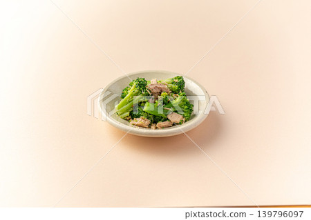 西蘭花和金槍魚沙拉 西蘭花和金槍魚沙拉 139796097