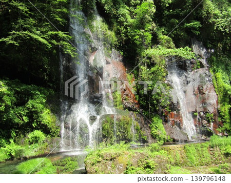Shirakawa Falls, a magnificent waterfall registered as a national monument, is located in Taketa City, Oita Prefecture. Shirakawa Falls, a magnificent waterfall registered as a national monument, is located in Taketa City, Oita Prefecture. 139796148