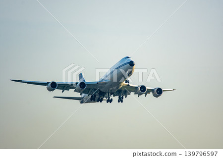 A jumbo jet took off for an overseas destination. 139796597
