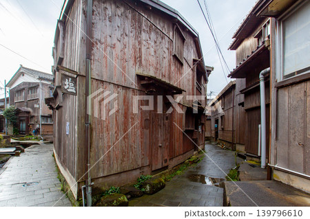 佐渡島宿根木的木屋聚落與狹窄巷道 佐渡島宿根木的木屋聚落與狹窄巷道 139796610