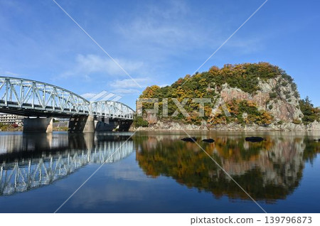 Autumn at the ruins of Unuma Castle and Inuyama Bridge reflected in the Kiso River. 139796873