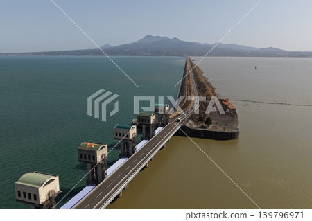 從空中俯瞰長崎縣諫早灣填海堤道和有明海。 從空中俯瞰長崎縣諫早灣填海堤道和有明海。 139796971