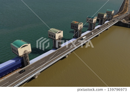 從空中俯瞰長崎縣諫早灣的潮汐屏障、排水閘門和公路橋。 從空中俯瞰長崎縣諫早灣的潮汐屏障、排水閘門和公路橋。 139796973