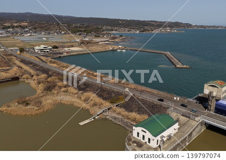 一張空拍照片,以傾斜角度顯示了長崎縣諫早填海區和有明海沿岸。 一張空拍照片,以傾斜角度顯示了長崎縣諫早填海區和有明海沿岸。 139797074