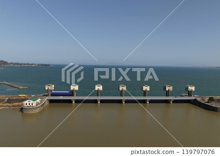 An aerial photograph overlooking the sluice gates of the Isahaya Bay reclamation reservoir in Nagasaki Prefecture. 139797076