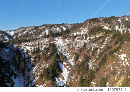 空拍照片捕捉了石川縣白山和手取川流域白雪皚皚的山谷。 139797241