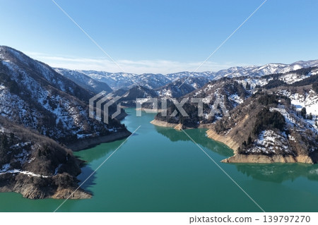 一張冬季空拍照片,俯瞰石川縣白山市的泰多利湖,背景是白雪皚皚的山脈。 一張冬季空拍照片,俯瞰石川縣白山市的泰多利湖,背景是白雪皚皚的山脈。 139797270