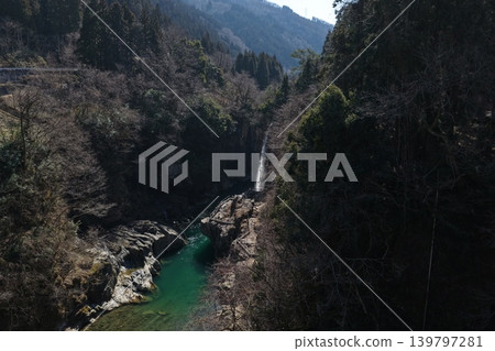 An aerial photograph overlooking the Watagataki waterfall and the jade-colored pool in the Tedorigawa Gorge of Ishikawa Prefecture. An aerial photograph overlooking the Watagataki waterfall and the jade-colored pool in the Tedorigawa Gorge of Ishikawa Prefecture. 139797281