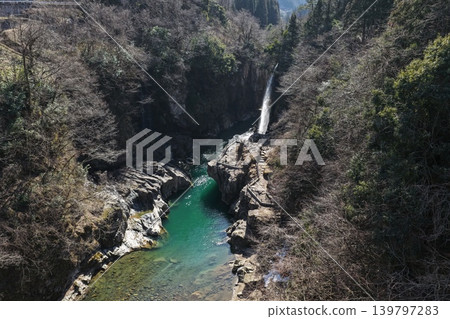 從傾斜角度拍攝的空拍照片,展現了石川縣白山市的渡瀧瀑布和翠綠的山谷。 從傾斜角度拍攝的空拍照片,展現了石川縣白山市的渡瀧瀑布和翠綠的山谷。 139797283