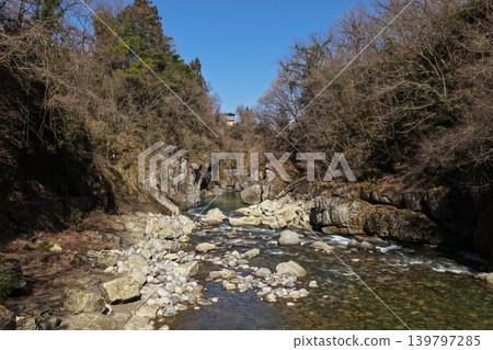 空拍照片捕捉了石川縣白山市手取川峽谷的岩石峭壁和清澈溪流。 空拍照片捕捉了石川縣白山市手取川峽谷的岩石峭壁和清澈溪流。 139797285