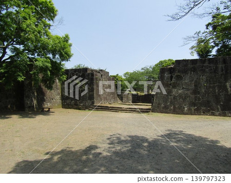 岡城遺址是日本國家指定的歷史遺跡,也是日本百座名城之一,位於大分縣竹田市,因瀧蓮太郎的歌曲《廢墟之月》而聞名。 岡城遺址是日本國家指定的歷史遺跡,也是日本百座名城之一,位於大分縣竹田市,因瀧蓮太郎的歌曲《廢墟之月》而聞名。 139797323
