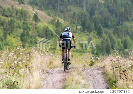 Rear view participant in mountain bike race 139797583