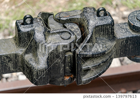 鐵路連接器特寫,貨車,金屬,工業機械,鐵路零件,復古細節。 鐵路連接器特寫,貨車,金屬,工業機械,鐵路零件,復古細節。 139797613