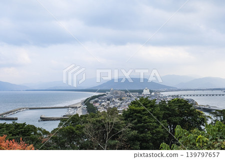 從山頂眺望唐津市風景優美的二野松原和松浦川。 從山頂眺望唐津市風景優美的二野松原和松浦川。 139797657