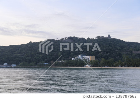 從洲本港眺望夕陽下的大濱海灘 139797662