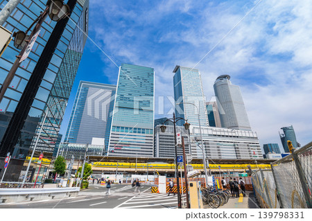 名古屋站西出口（愛知縣名古屋市）中央新幹線磁浮線路的開通工程正在進行中。 139798331