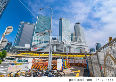 名古屋站西出口(愛知縣名古屋市)中央新幹線磁浮線路的開通工程正在進行中。 名古屋站西出口(愛知縣名古屋市)中央新幹線磁浮線路的開通工程正在進行中。 139798333