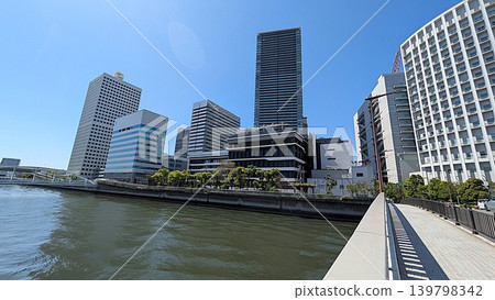 從土佐堀橋眺望中之島:住友醫院、中之島小學和國中、大阪Grand Cube購物中心、味之素大阪分公司 從土佐堀橋眺望中之島:住友醫院、中之島小學和國中、大阪Grand Cube購物中心、味之素大阪分公司 139798342