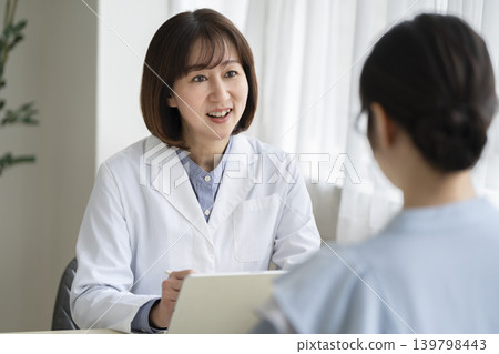 資深女醫師進行身體檢查。 資深女醫師進行身體檢查。 139798443