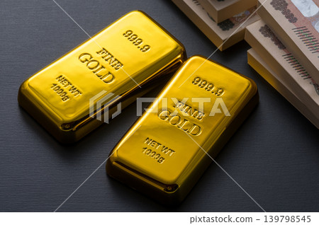 金條和成捆的日圓鈔票的圖片 139798545