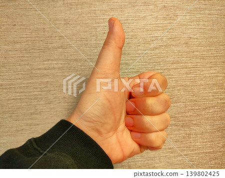 一個人豎起大拇指,表示贊同 一個人豎起大拇指,表示贊同 139802425