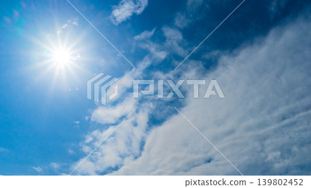 陽光明媚,白雲在藍天下閃耀(夏季天空背景素材/夏季圖片/紫外線圖片) 陽光明媚,白雲在藍天下閃耀(夏季天空背景素材/夏季圖片/紫外線圖片) 139802452