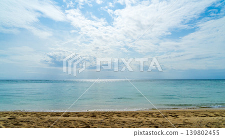 碧綠的海水波光粼粼,地平線綿延,還有美麗的沙灘(夏季圖片/沖繩,二井海灘) 碧綠的海水波光粼粼,地平線綿延,還有美麗的沙灘(夏季圖片/沖繩,二井海灘) 139802455