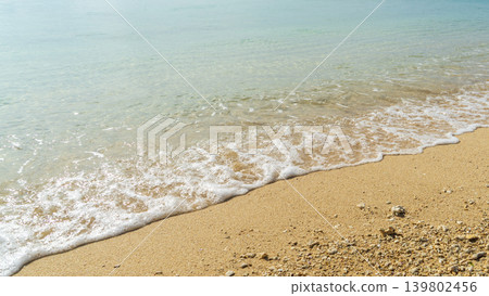 清澈碧綠的海水和白色的泡沫浪拍打著沙灘(海岸線特寫/尼萊海灘) 清澈碧綠的海水和白色的泡沫浪拍打著沙灘(海岸線特寫/尼萊海灘) 139802456