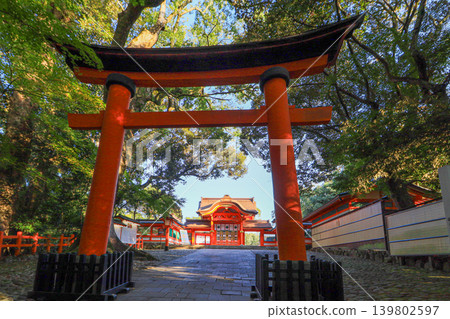 The vermilion torii gate and west gate of Usa Shrine, a popular tourist spot in Oita Prefecture. The vermilion torii gate and west gate of Usa Shrine, a popular tourist spot in Oita Prefecture. 139802597
