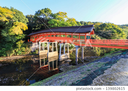 The vermilion-painted Kure Bridge, a prefectural designated tangible cultural property, spanning the Yorimo River at Usa Shrine in Oita Prefecture The vermilion-painted Kure Bridge, a prefectural designated tangible cultural property, spanning the Yorimo River at Usa Shrine in Oita Prefecture 139802615