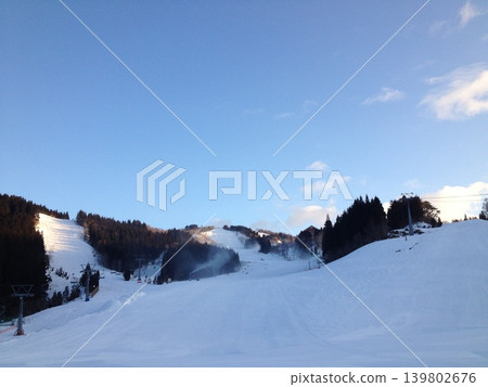 The slopes of Winghills Shirotori Resort spread out under a blue sky (Gujo City, Gifu Prefecture) The slopes of Winghills Shirotori Resort spread out under a blue sky (Gujo City, Gifu Prefecture) 139802676