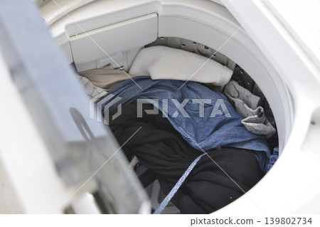 Washed clothes and washing machine Washed clothes and washing machine 139802734